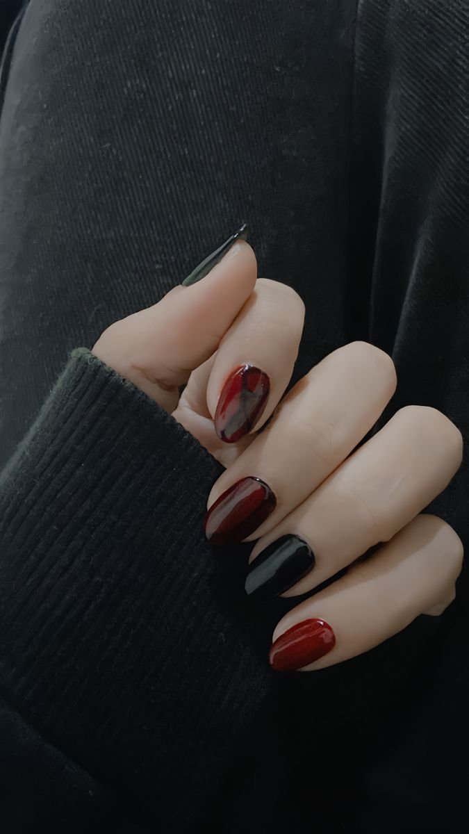 Simple nails halloween art black and red tone Simple Nail Ideas Halloween, Red And Black Nails Simple Design, Short Black Nails Ideas Halloween, Halloween Nail Designs Red And Black, Nails Red And Black Short, Short Red And Black Nails Design, Halloween Nail Art Simple, Simple Dark Nail Art, Halloween Nail Simple