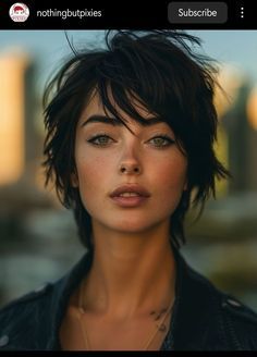 Long Faces Hairstyles, Short Long Haircut, Short Messy Hairstyles, Haircut 2025, Short Layered Haircuts For Women, Woman Short Hair, Classic Pixie, 2024 Hairstyles, Trendy Bob