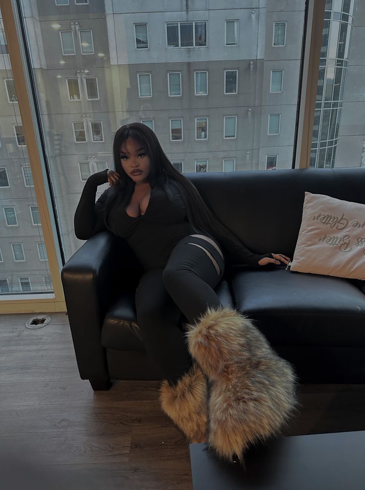 Fluffy Boots Outfits Baddie, Fur Boots Outfits, Fur Boots Outfit Black Women, Black Fur Boots Outfit, Fluffy Boots Outfits, Black Dress With Tights, Fur Boots Outfit, Brown Fur Boots, Street Style Outfits Casual