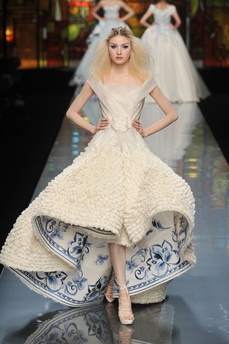 John Galliano Rocks Christian Dior's 2009 Spring Collection Dior Wedding Dresses, Couture Dior, Porcelain Wedding, Collection Couture, Christian Dior Haute Couture, Couture Wedding Gowns, Dior Haute Couture, Spring Couture, Blue Wedding Dresses