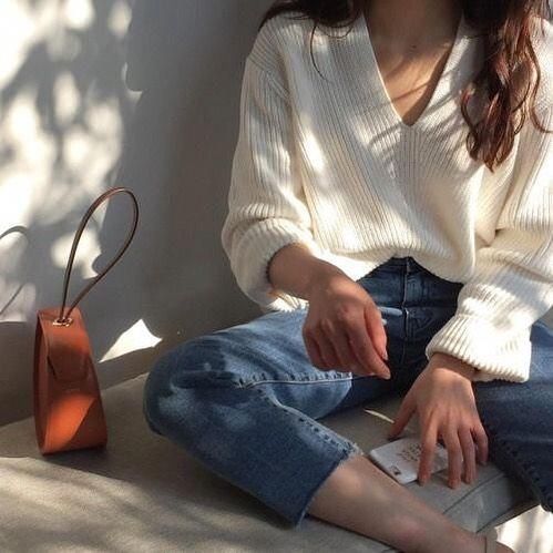 White V Neck Sweater Outfit, V Neck Sweater Outfit, Neck Sweater Outfit, White V Neck Sweater, Minimalist Moda, Minimal Vintage, Jeans Trend, Korean Fashion Outfits, Look Retro