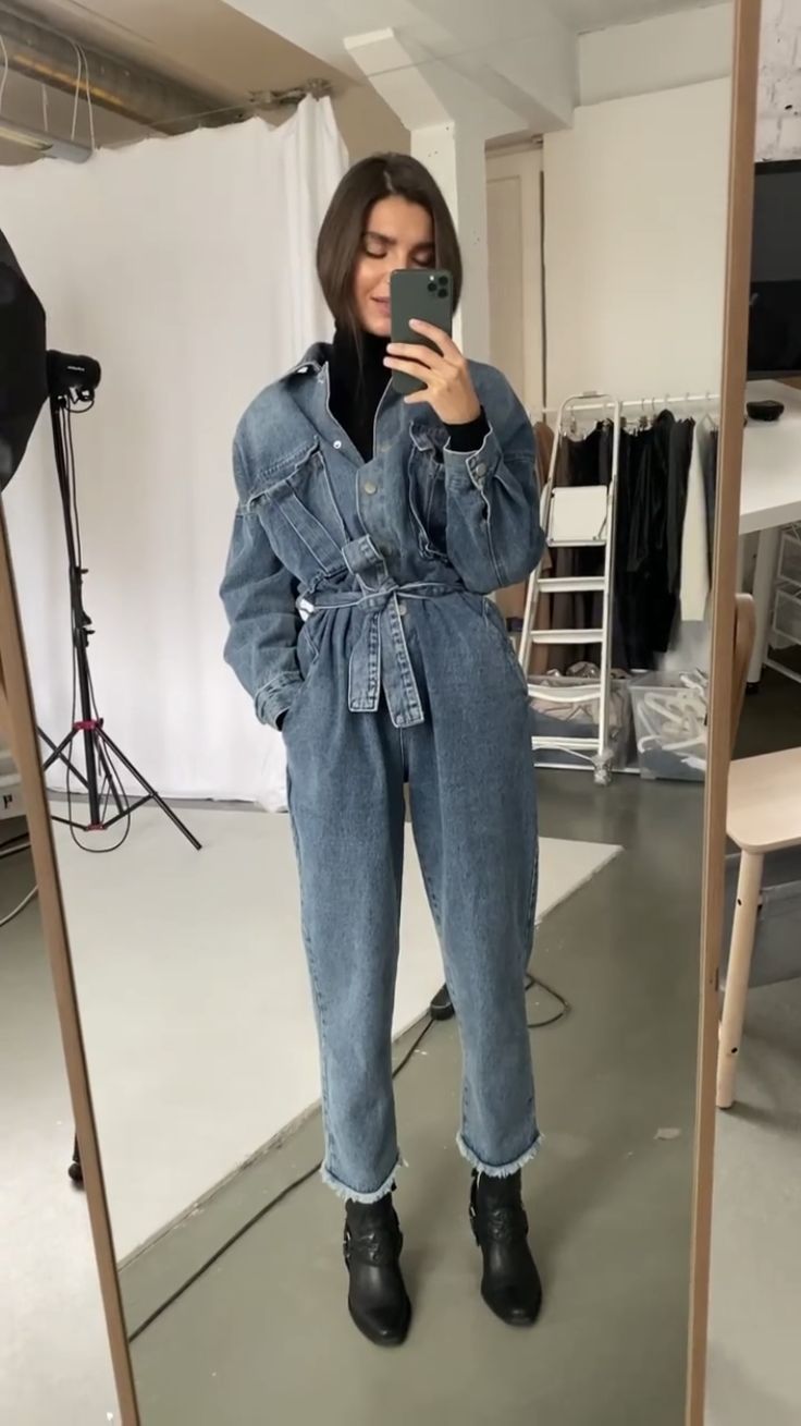 Denim Boiler Suit Outfit Winter, Denim Boilersuit Outfit, Denim Jumpsuit With Jacket, Demin Jumpsuits For Women Outfit, Denim Jumpsuit Outfit Winter, Denim Jumpsuit Street Style, Denim Jumper Outfit, Jean Jumpsuit Outfit, Denim Jumpsuit Outfit