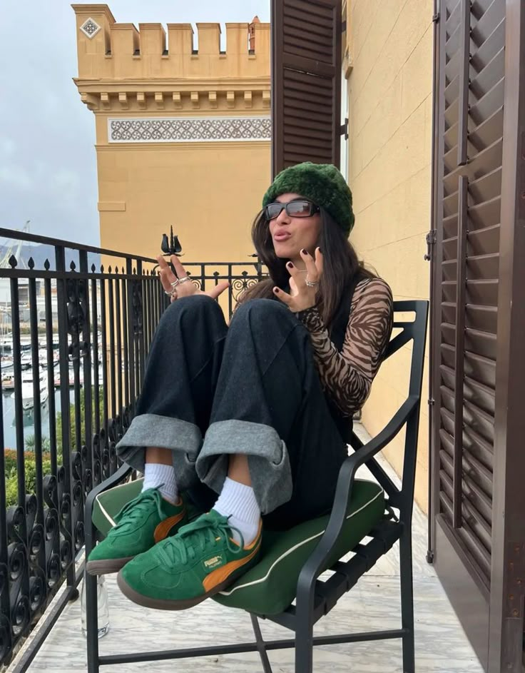 Adidas Samba Aesthetic, Green Puma Shoes, Puma Shoes Outfit, Samba Aesthetic, Green Shoes Outfit, Puma Sneakers Womens, Trendy Womens Sneakers, Puma Palermo, Puma Outfit