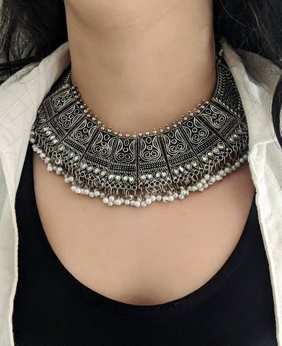 Rajasthani Jewellery Traditional Silver, Choker Necklace Designs Silver, Rajasthani Silver Jewellery, Oxidised Jewellery With Kurti, Silver Necklaces Indian, Silver Choker Necklace Indian, Antique Silver Jewelry Necklace, Silver Antique Jewelry, Black Metal Necklace