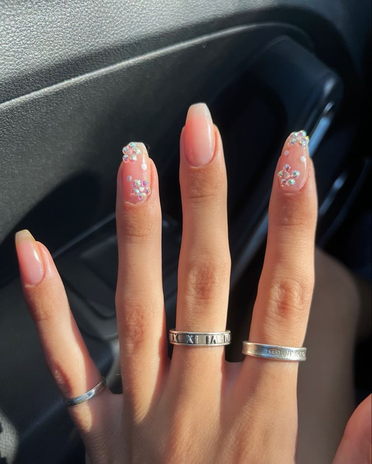 Simple Acrylic Nails Gems, Almond Nail Design With Rhinestones, Nail Gem Designs Simple Rhinestones Short, Fake Nails With Gems, Simple Nail Gem Designs, Nail Ideas With Jewels, Short Nails With Rhinestones Simple, Short Gel Nails With Gems, Round Nails With Rhinestones