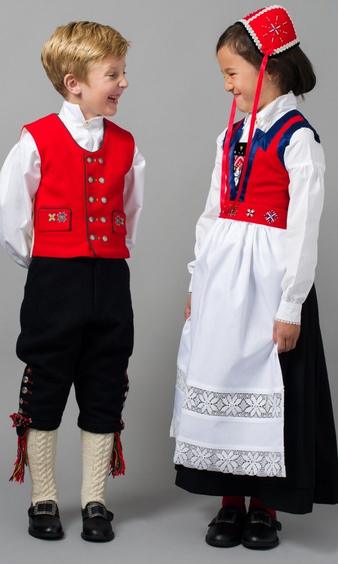 Pareja de niños de Noruega vistiendo trajes típicos Italy National Costume, Frozen Musical, Norwegian Clothing, Frozen Costume, Kids Costumes Boys, Famous Outfits, Folk Clothing, National Costume, Folk Dresses