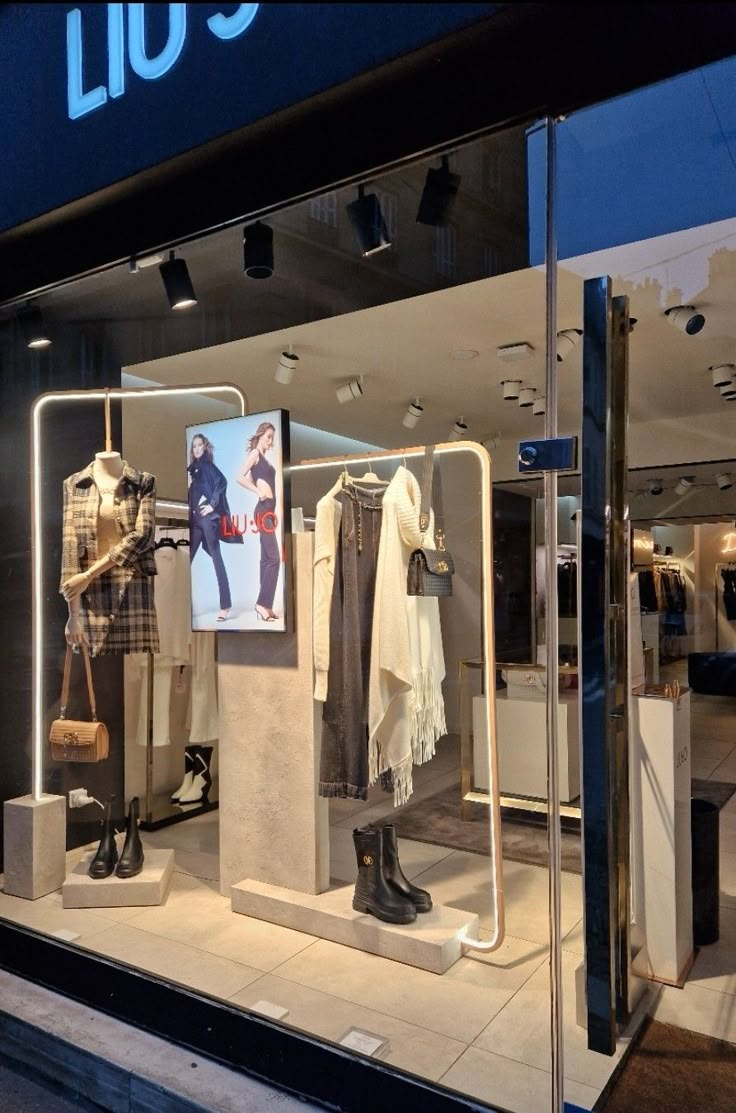 Clothing Store Window Design, Concept Store Design Retail Interior, Clothing Display Ideas, Small Boutique Interior, Fashion Window Display, Shoe Store Design, Clothing Store Displays, Clothing Store Interior, Retail Space Design