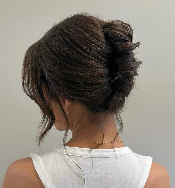 Stylish Messy French Twist Maid Of Honor Hair Styles, Clean Updo, Maid Of Honor Hairstyles, Bridal Bun Hairstyles, Moh Hair, Maid Of Honor Hair, Modern French Twist, Coque Banana, Messy Wedding Updo