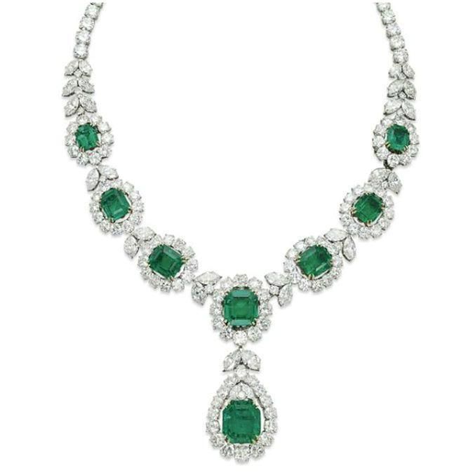 27 Ct Green Emerald And Diamond Necklace White Gold 14K Gemstone Necklace Emerald And Diamond Necklace, Van Cleef And Arpels Jewelry, Necklace White Gold, Diamond Necklace Designs, Royal Jewels, Expensive Jewelry, Emerald Necklace, Necklace White, Fabulous Jewelry