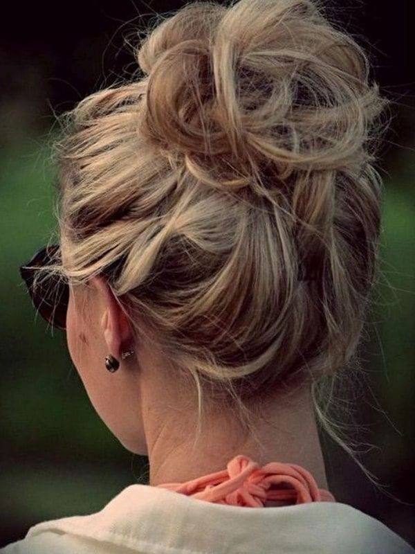 Le chignon flou Best Messy Bun, Updos For Curly Hair, Chignon Tutorial, Hair In A Messy Bun, Chignon Bun, A Messy Bun, Curly Hair Updo, Messy Bun Hairstyles, Magic Hair