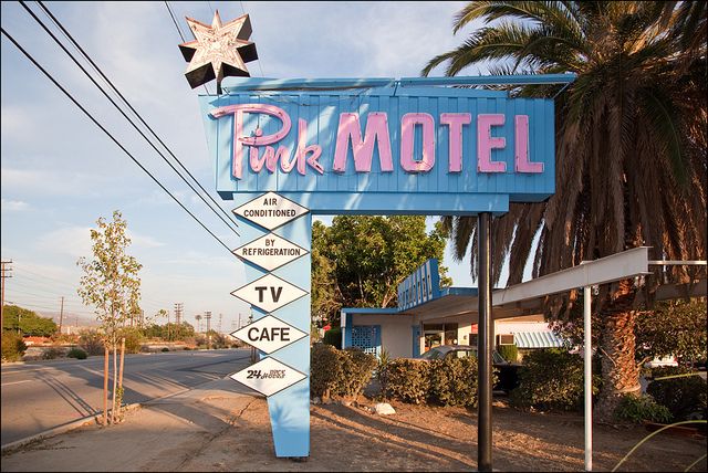 a motel sign that has been painted blue and pink with the word pramotel on it