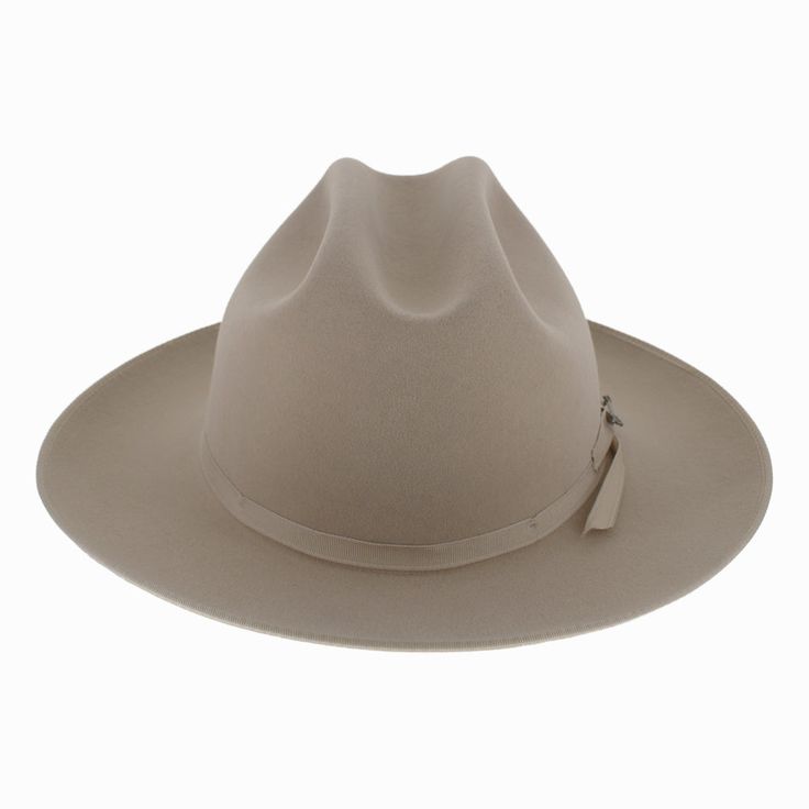 The American-made Stetson Open Road has been crafted of Royal Deluxe Fur Felt, a material that repels moisture and is highly durable. It features a cattleman crown surrounded by a narrow grosgrain ribbon hat band and a ribbon-bound brim. The Open Road's easy styling allows it to transition from country to city wear and looks equally stylish on a man or woman. The interior is fully lined and offers a Roan inner band. Add this investment piece of headwear to your hat collection and instantly eleva