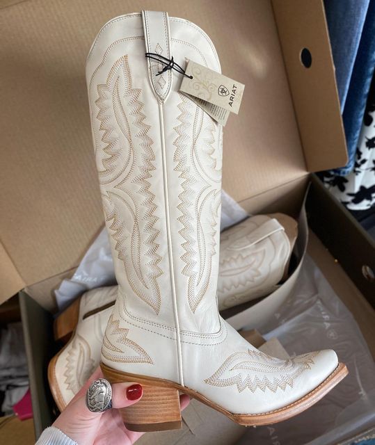 Cowgirl Bridal Boots, Ariat Pearl Boots, White Jeans Country Outfit, Weatern Wedding Boots, Ariat Wedding Boots, Jean Shorts With White Cowboy Boots, Blingy Cowgirl Boots, Country Western Wedding Boots, Pointed Cowgirl Boots