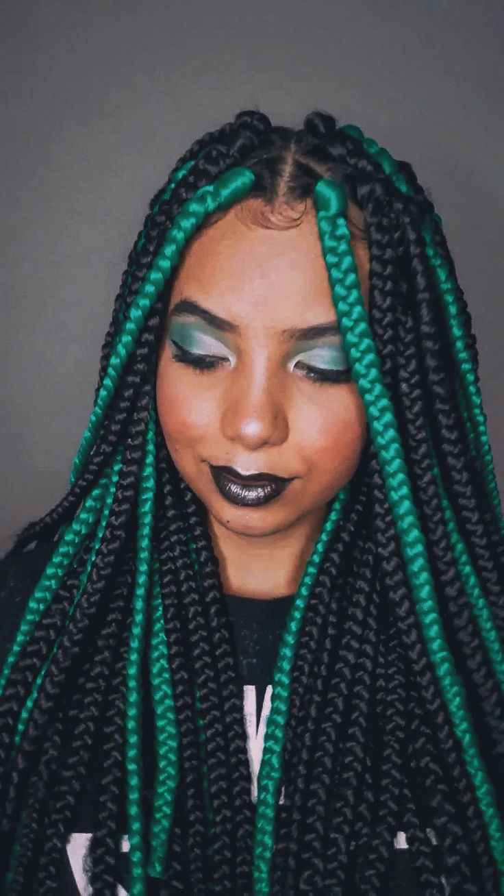 Foto minha em um fundo branco, sou uma mulher e estou com tranças nas cores preta e verde, maquiagem verde nos olhos e batom preto. Estou com os olhos e a boca fechada e a cabeça levemente inclinada para baixo. Colored Box Braids, Braids Styles, Best African Dresses, Ur Mom, Cool Braid Hairstyles, Cool Braids, Hair Ponytail Styles, African Braids Hairstyles, Green Ombre