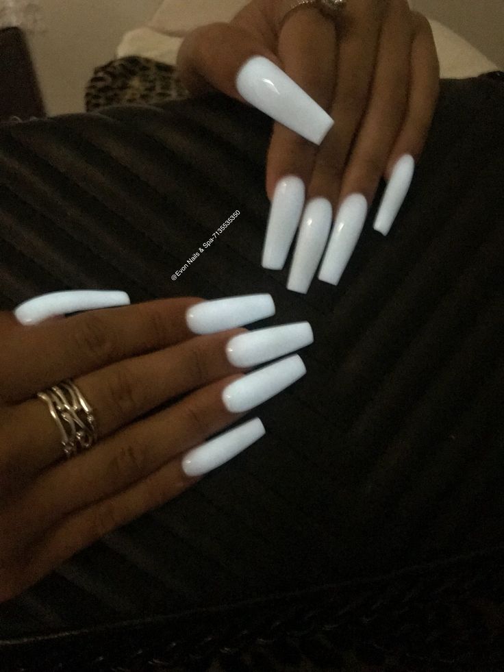 Long Square Acrylic Nails White Design, White Nails Glossy, Simple Long Acrylic Nails White, Matte White Acrylic Nails, White Nails Acrylic Long, Glossy White Nails, White Base Acrylic Nails, Medium Long White Nails, Ballerina Nails Vs Coffin