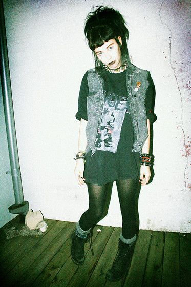 MOONLIGHT AND ANGRY EYES (by Jerina Laaksonen) http://lookbook.nu/look/4159038-MOONLIGHT-AND-ANGRY-EYES Chicas Punk Rock, Night Starry Sky, 90s Punk, Rock N’roll, Estilo Punk, Punk Outfits, Alt Fashion, Grunge Goth, Punk Goth