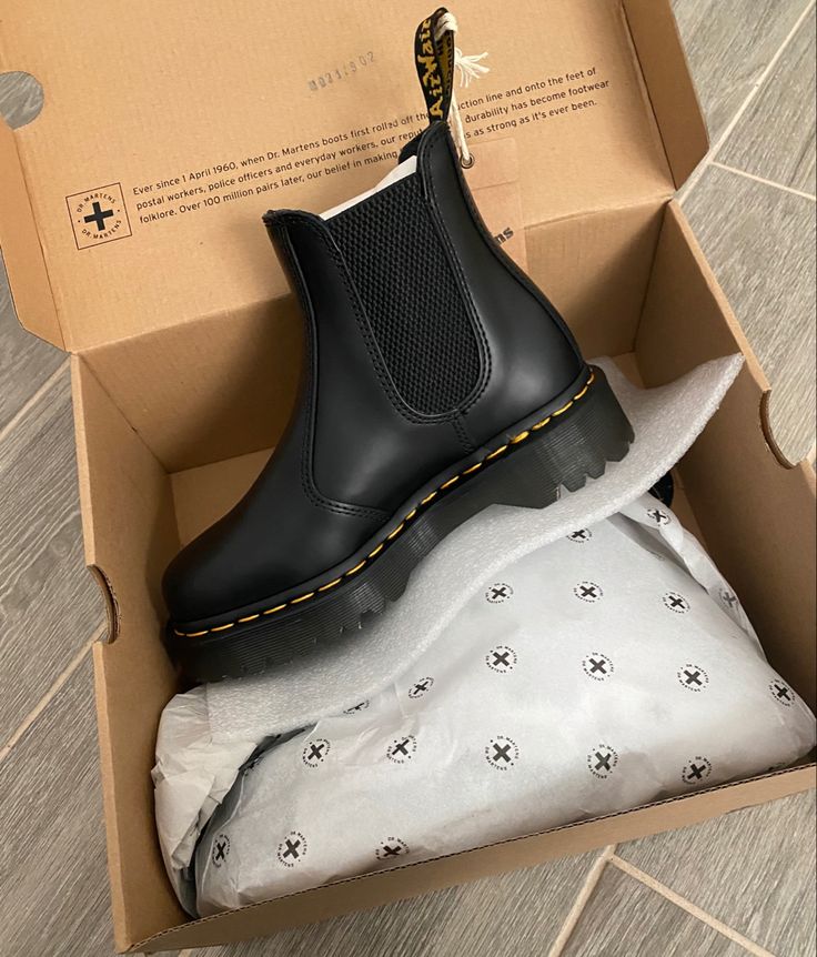 Dr Martens Chealse Boots Outfit, Ankle Boots Doc Martens, Dr Matters Boots, Doc Martens Boots Women, Black Chealse Boots, Doc Chelsea Boots, Docs Chelsea Boots, Chelsea Boots Aesthetic, Dock Martins Outfit