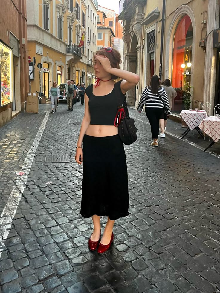 Flowy Black Skirt Outfit, Low Rise Midi Skirt, Mode Inspo, Downtown Girl, Red Shoes, Summer Fits, Look Cool, Fashion Killa, Fit Inspo