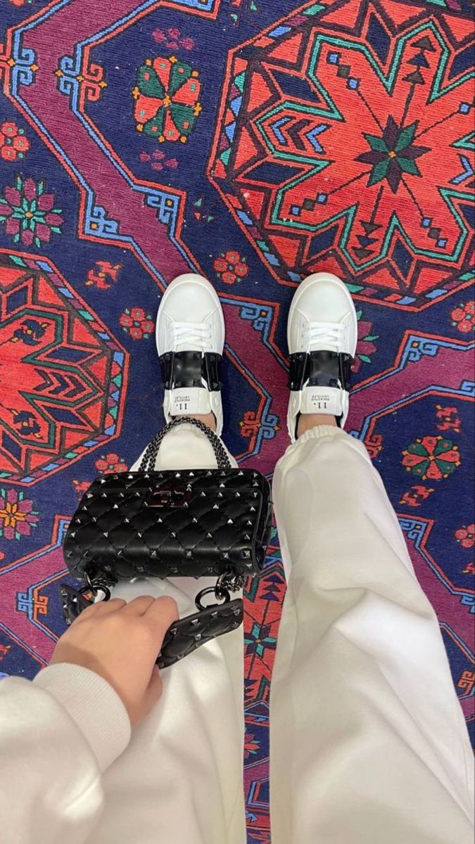 Valentino Shoes Outfit, Simple Work Outfits, Valentino Sneakers, Kicks Shoes, Super Rich Kids, Ootd Ideas, Hype Shoes, Valentino Shoes, Rich Kids