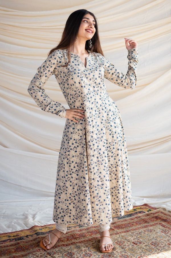 Pakistani Kurti Designs, V Neck Kurta, New Dress Pattern, Modest Outfit Ideas, Kurta Patterns, Summer Dress Patterns, Neck Designs For Suits, Latest Mehndi, Modest Dresses Casual