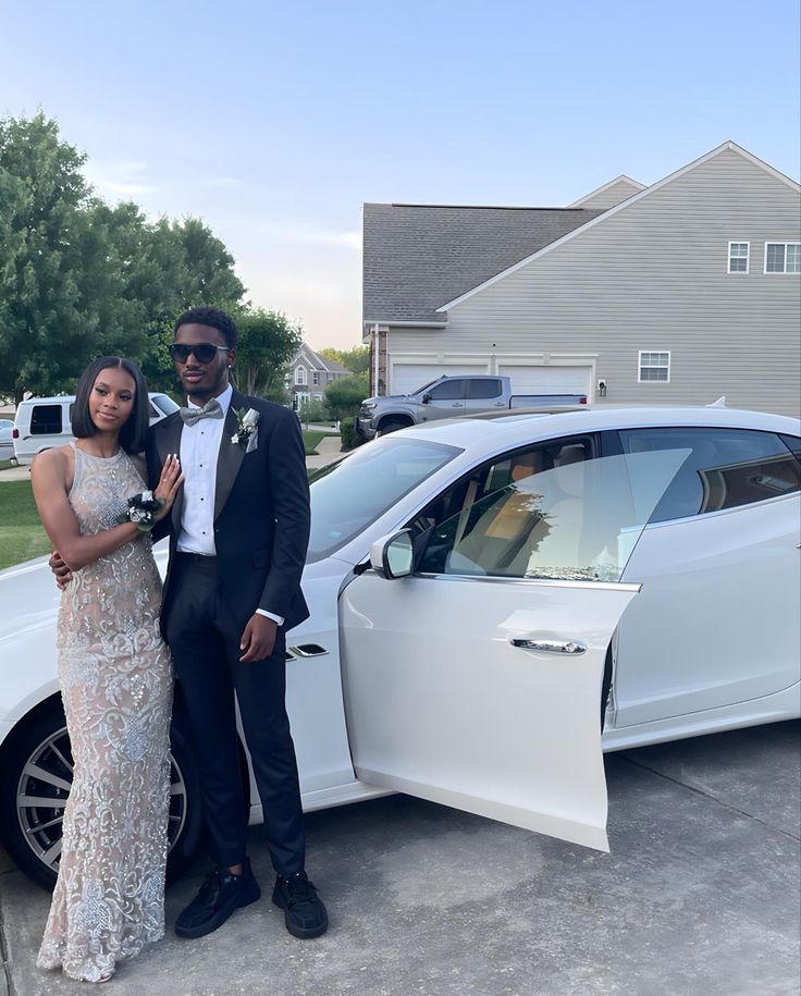 Prom Couples Silver, Silver Prom Suits, Prom Dates Couples, Prom Black Couples, Matching Prom Outfits, Prom Couples Outfits, Couples Prom Pictures, Black Prom Suits, Couple Prom