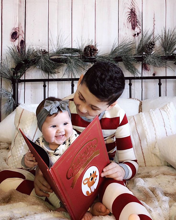 Christmas bed photo Sibling Christmas Photos On Bed, Christmas Bed Pictures Family, Christmas Bed Pictures, Brothers Christmas Photos, Christmas Bed Photoshoot Family, Christmas Bedroom Photoshoot, Bed Christmas Photoshoot, Christmas Bed Photoshoot, Sibling Christmas Pictures