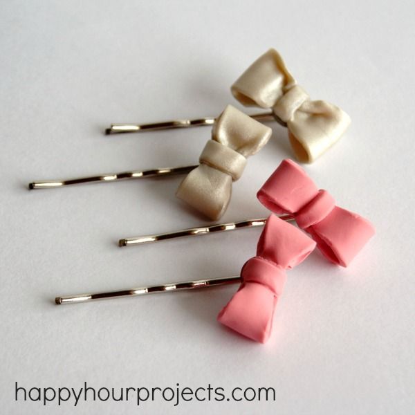 four different colored bows are sitting on top of each other in the shape of hair pins