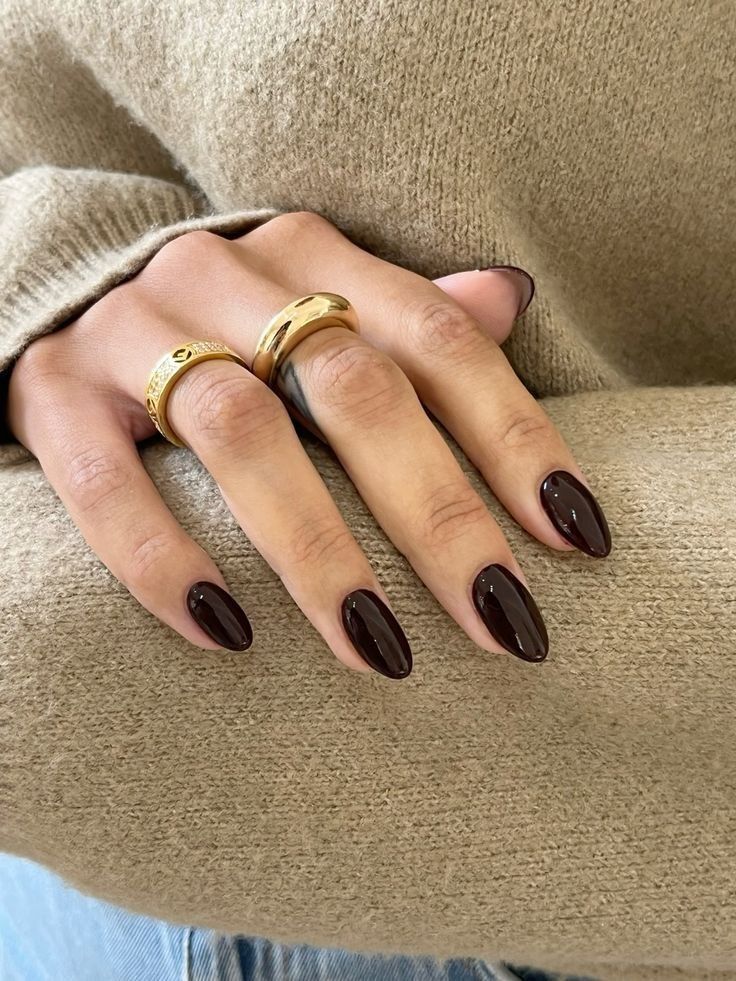 Nail Autumn Colors, Dark Autumnal Nails, Fall Nails Cool Tones, Autumn 24 Nails, Dark Academia Short Nails, Dark Brown Manicure, Autumn Classy Nails, Trending Fall Nails 2024, Nails Light Skin Tone