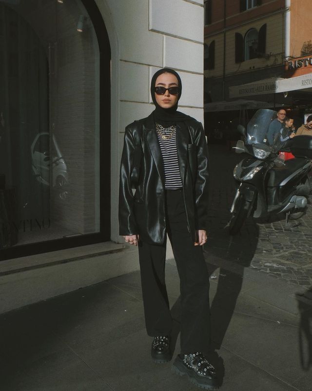 @leenalghouti on instagram Black Style Hijab, Black Outfits Edgy, Hijabi Baddie, Black Hijab Outfit, Black Outfit Edgy, Dad Pants, Street Hijab, Black Hijab, Mode Hijabi