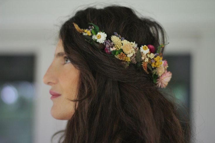 This stunning floral crown is made of an assortment of real dried flowers in different shapes, colours and sizes, all wrapped around a metal base. The headband is made out of a flexible type of metal, allowing the size to be easily adjusted and become bigger or smaller by stretching out the metal of headband or squeezing it inward. On top of that, you have the freedom to choose if you want to wear it on the front of the head, like an impressive flower wreath, or in the back of the head, like a G Chic Bridal Hair, Wedding Crown Floral, Bridal Jewerly, Simple Flower Crown, Goddess Headband, Floral Tiara, Flower Tiara, Flower Crown Hairstyle, Hair Accessories Wedding