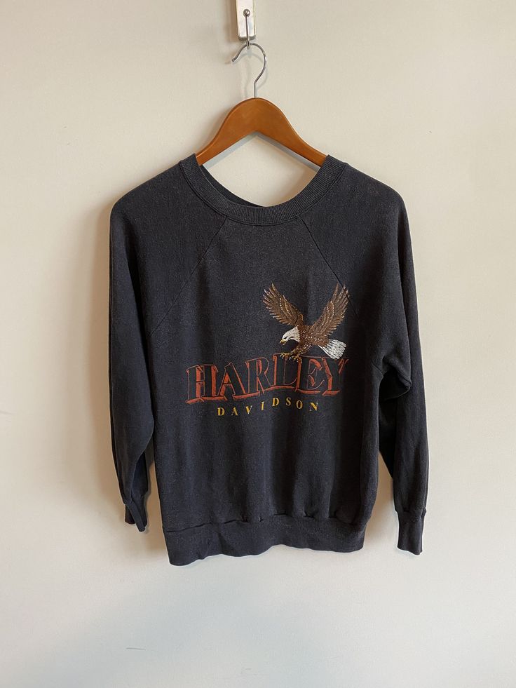 Super cool rare vintage crew neck Harley sweatshirt, worn sooo perfectly it's thin but has tons of life yet, that PERFECT vintage feel everyone is looking for that can only be created with 20+ years of wear 😍😍 No holes or stains, top 10 Harley sweatshirts I've ever found  No size tag but fits like a medium, model is 5'5 125 lbs for a size reference and normally wears a size small Vintage Harley Davidson Motorcycles, 125 Lbs, Harley Davidson Motorcycle, Vintage Harley Davidson, Vintage Harley, Size Tag, 20 Years, Harley Davidson, Top 10