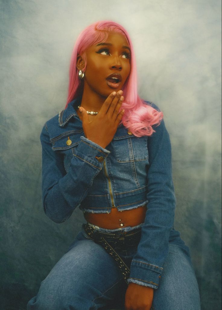 Jaida bunni pink hair darkskin brownskin black women denim outfit lace front wigs 90s Studio Photoshoot, Denim Photoshoot Black Women, 90 Photoshoot Ideas, 90s Photoshoot Black Women, 1year Photoshoot, Jaida Bunni, 90s Aesthetic Photoshoot, Yearbook Photoshoot Ideas, Lash Shoot