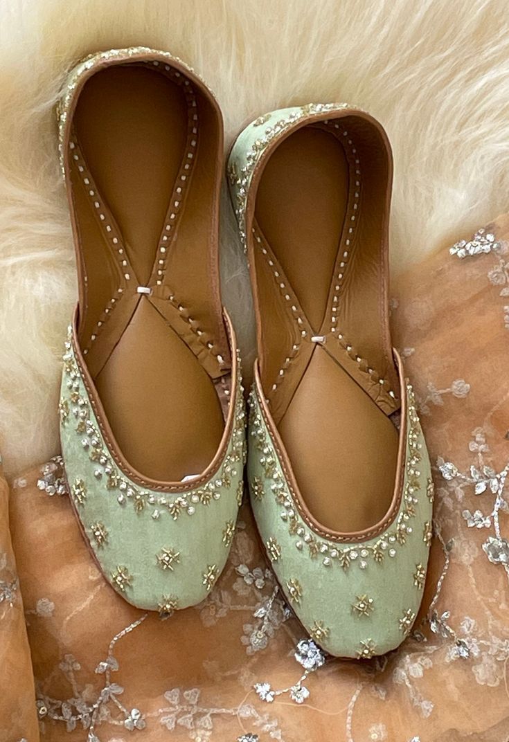 Wedding Shoes Indian, Pakistani Shoes Khussa, Punjabi Jooti, Foot Wear For Women, Light Green Sandals, Punjabi Jutti Wedding, Jutti Design, Embroidered Pumps, Punjabi Juti