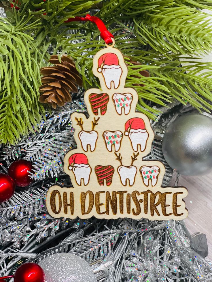 "4\" wooden hand painted dentist ornament. Oh Dentistree play on words filled with teeth in a tree shape. Perfect for your dentist or if you work in a dentists office." Dental Ornaments Diy, Dentist Ornaments, Orthodontist Office, Kedokteran Gigi, Dental Office Decor, Dental Gifts, Play On Words, Dentist Office, Gifts For Dentist