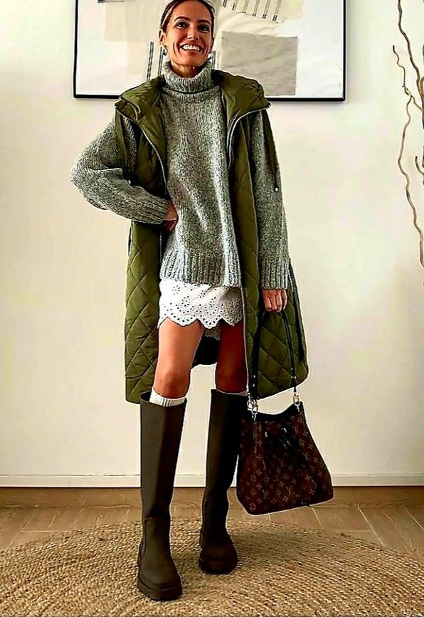 Green Boots Outfit, Rainboots Outfit, Smart Casual Women Outfits, Smart Casual Women, Outfit Inso, Outfit Zara, Zara Boots, Green Boots, Festival Looks