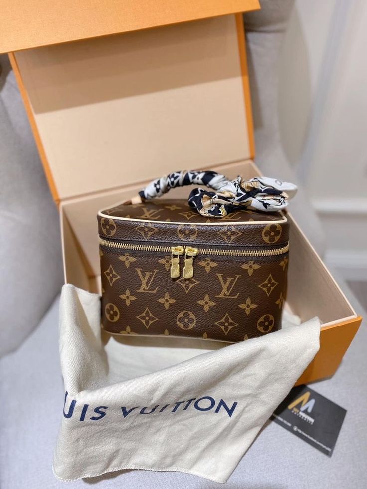 Louis Vuitton Uk, Famous Clothes, Luxury Bags Collection, Louis Vuitton Collection, Best Designer Bags, Louis Vuitton Crossbody, Trending Handbag, Bag Trends, Louis Vuitton Shoulder Bag