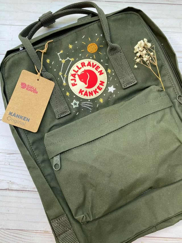 Kanken Deep Forest, Embroidery Backpack Ideas, Fjallraven Kanken Backpack Embroidered, Embroidered Kanken Backpack, Embroidery Kanken Bag, Embroidery Fjallraven Kanken, Kanken Embroidery Ideas, Leo Embroidery, Fjallraven Embroidery