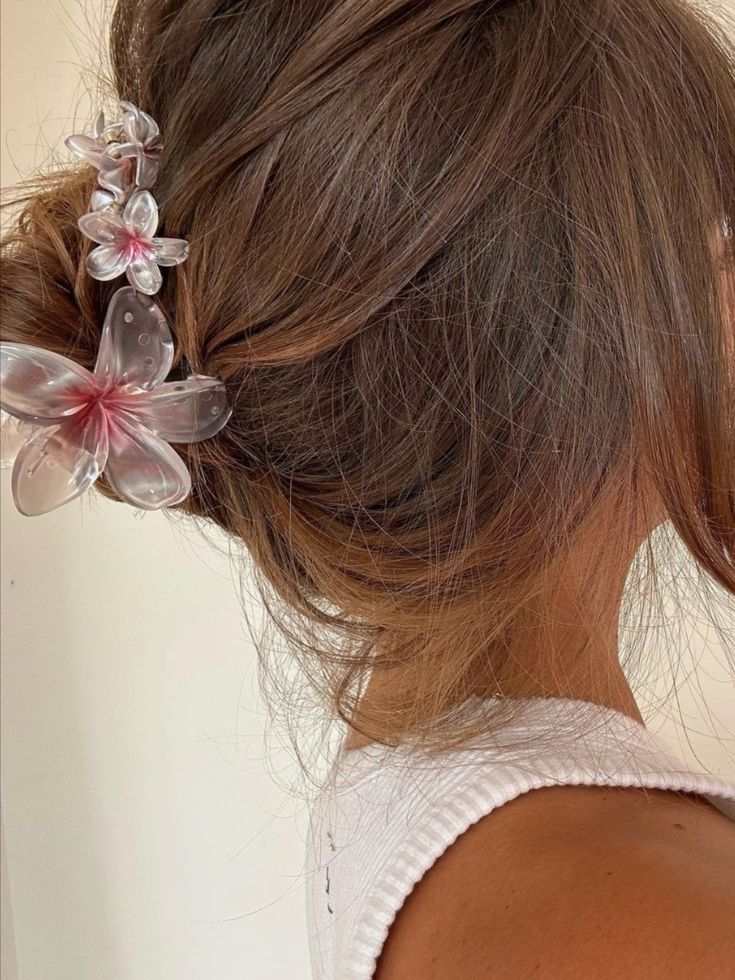 Brunette Updo, Hair Clips Aesthetic, Flower Claw Clip, Claw Clip Hairstyle, Clip Hairstyle, Hair Clip Flower, Image Swag, 사진 촬영 포즈, Clip Hairstyles