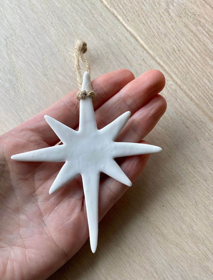 Stylish Christmas Decorations, Self Made Christmas Decorations, Dry Clay Gift Ideas, Clay Diy Decoration, Ceramic Christmas Decorations Air Dry Clay, Ceramic Hanging Decorations, Best Christmas Ornaments, Star Clay Ornament, Modelling Clay Christmas Decorations