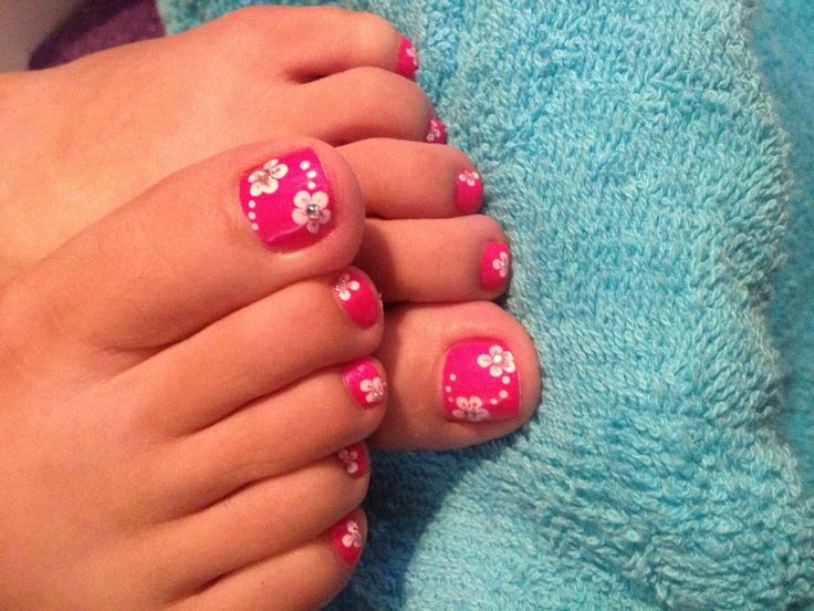 Cute Toenail Designs Easy Flower Nail Art, Summertime Pedicure, Flower Pedicure Designs, Cute Toenail Designs, Nail Designs Hot Pink, Best Toe Nail Color, Halloween Toe Nails, Summertime Nails, Flower Toe Nails