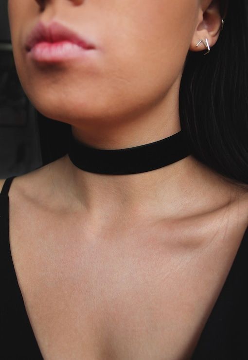 Necklace Formal, Choker Outfit, Neon Prom Dresses, Black Velvet Choker, Black Choker Necklace, Chocker Necklace, Velvet Choker, Rose Style, Black Choker