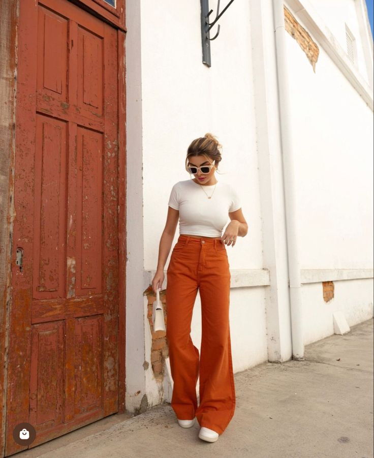 Orange Satin Pants Outfit, Orange Pants Outfit Fall, Outfits With Orange Pants, Pantalon Naranja Outfits, Wide Leg Pants Outfit Fall, Coaching Outfits, Buisness Casual Outfits, Orange Pants Outfit, Satin Pants Outfit