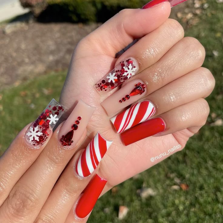 Christmas Fake Nails, Snowflakes Nails, Ongles Bling Bling, Nail Art Christmas, Christmas Press On Nails, Fake Nails Long, Christmas Nails Acrylic, Festival Nails, Xmas Nails