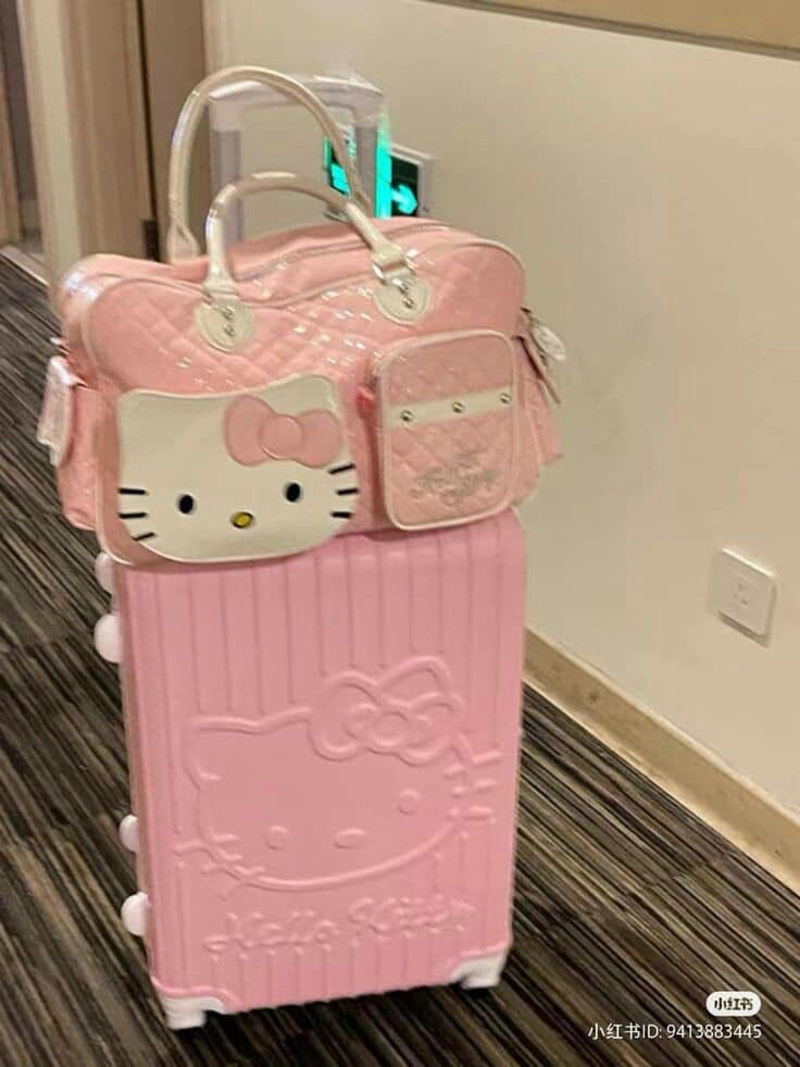 Sanrio Things, Kitty Crafts, Teenager Bedroom, Hello Kitty Room Decor, Cute Suitcases, Hello Kitty Rooms, Dream Bags, Pink Lifestyle, Pretty Pink Princess