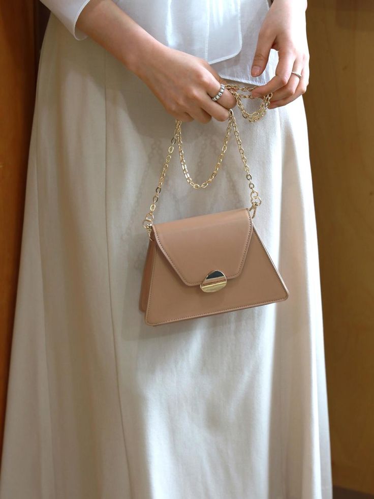 Alice Martha provides a design that combines classicism and minimalism with a variety of colors and delicate details that blend well into the naturalness of everyday life.- Length adjustable strap for a variety of looks- Can be worn in three ways: clutch, shoulder or cross- Modern and luxurious mood design- Daily point item Spring Beige Clutch For Formal Occasions, Spring Formal Beige Clutch, Elegant Flap Bag With Chain Strap, Spring Evening Shoulder Bag With Chain Strap, Modern Beige Pouch Evening Bag, Beige Pouch Flap Bag For Evening, Elegant Daily Use Shoulder Bag With Chain Strap, Elegant Shoulder Bag With Adjustable Strap For Spring, Elegant Spring Shoulder Bag With Adjustable Strap