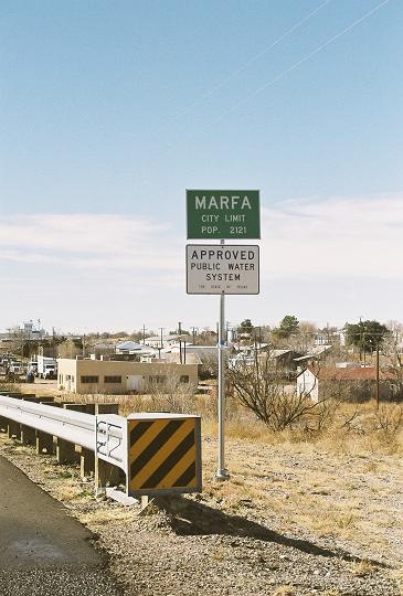 there is a road sign on the side of the road that says marea approved with