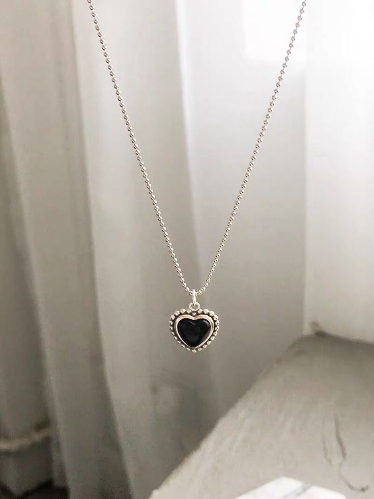 Black Heart Necklace, Female Shorts, Pendant For Women, Necklace Heart, Black Heart, Heart Necklace, Piercings, Diamond Necklace, Vintage Jewelry