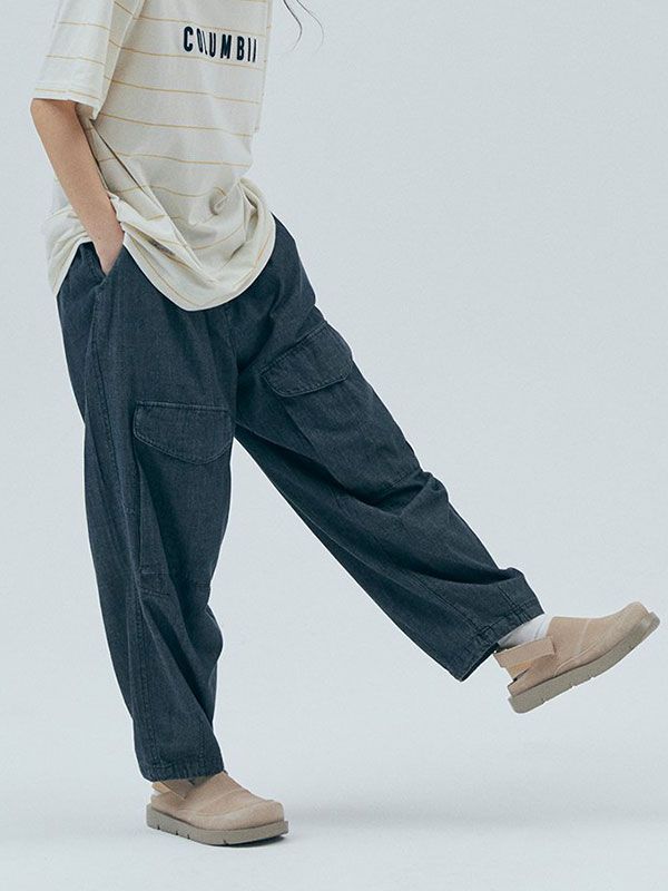 This is a comfortable and casual pants that are made out of high quality cotton 100% fabric. With design detail of comfortable wide balloon silhouette and half elastic waistband, it gives a trendy and refined look.- Half elastic waistband- Scholarly Lion label detail- Wide balloon silhouette- Pin tuck and dart on the hem Casual Wide-leg Cotton Cargo Jeans, Casual Cotton Pull-on Pants, Utility Style Cotton Cargo Jeans With Elastic Waistband, Utility Cotton Cargo Jeans With Elastic Waistband, Utility Style Cotton Wide Leg Pants With Elastic Waistband, Baggy Utility Cargo Jeans With Elastic Waistband, Baggy Cotton Cargo Pants For Spring, Cotton Wide Leg Pants With Pockets For Casual Wear, Elevated Casual Cotton Wide Leg Pants With Pockets