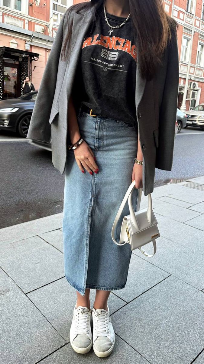 Denim Skirt And Sneakers Outfit, Blue Jean Outfits, Dress Up Jeans, Denim Skirt Outfits, Jeans Skirt, Looks Street Style, Outfit Look, Jeans Rock, Outfit Inspo Fall