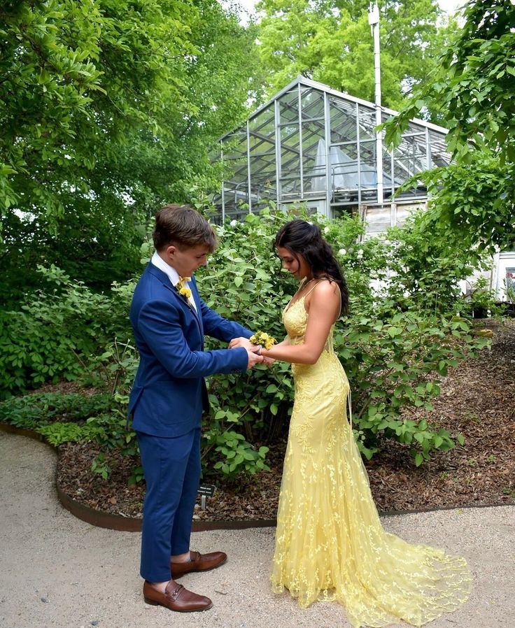 Navy Blue Suit Prom Couple, Navy Blue And Orange Prom Couple, Navy Blue And Yellow Prom Couple, Yellow Prom Dress Couple Outfit, Yellow Hoco Couple, Prom Yellow Dress Couple, Yellow Prom Suit, Yellow Hoco Dress With Date, Blue Prom Couple